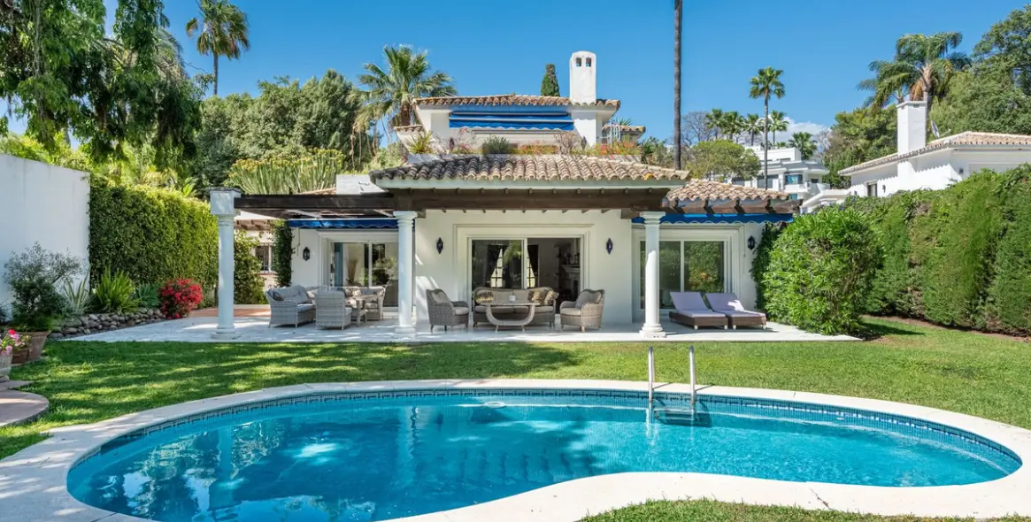 Venta de villa independiente en Nueva Andalucía 1