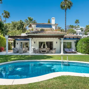 Venta de villa independiente en Nueva Andalucía
