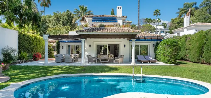 Venta de villa independiente en Nueva Andalucía 0