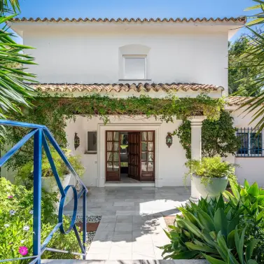 Venta de villa independiente en Nueva Andalucía