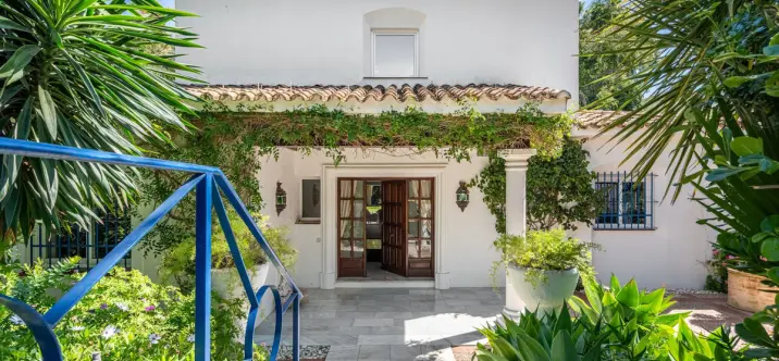 Venta de villa independiente en Nueva Andalucía 1