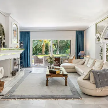 Venta de villa independiente en Nueva Andalucía