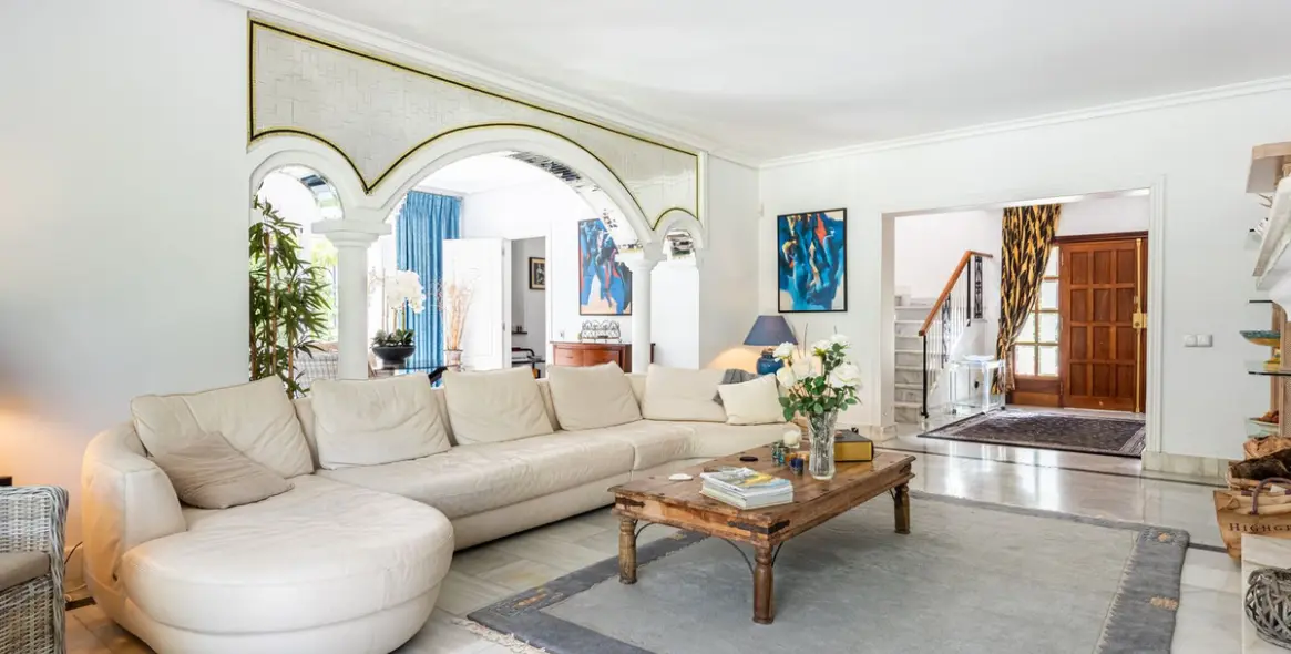 Venta de villa independiente en Nueva Andalucía 4