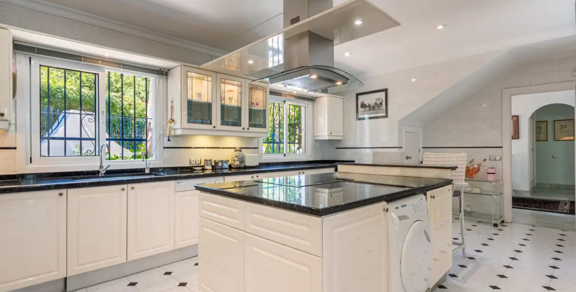 Venta de villa independiente en Nueva Andalucía 6