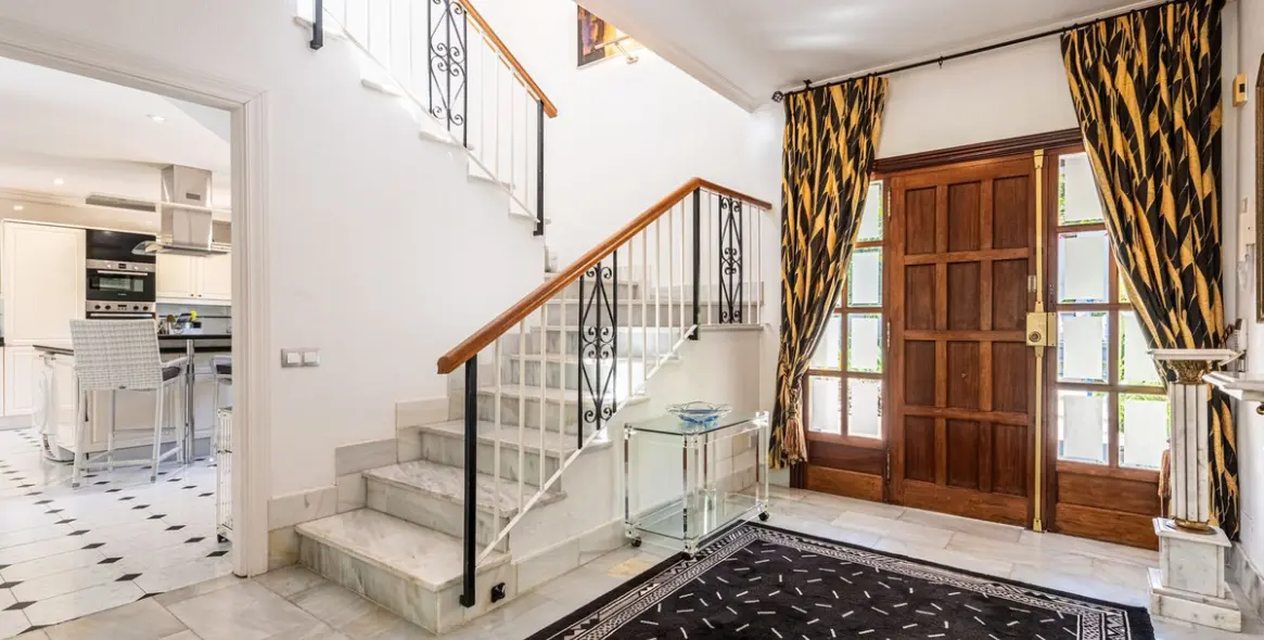 Venta de villa independiente en Nueva Andalucía 11