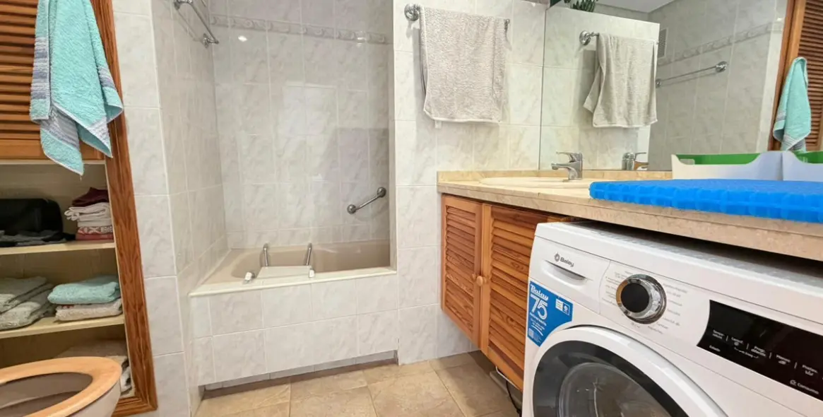 Sale of middle floor apartment in Benalmadena 12