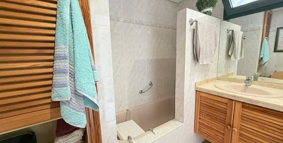 Sale of middle floor apartment in Benalmadena 13