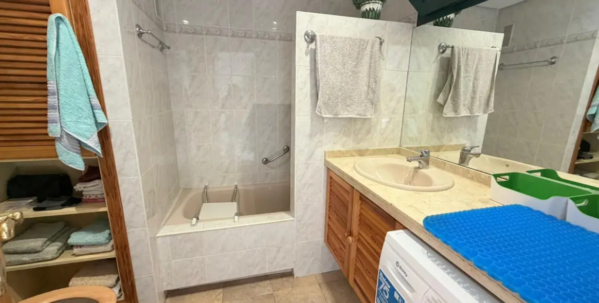 Sale of middle floor apartment in Benalmadena 14