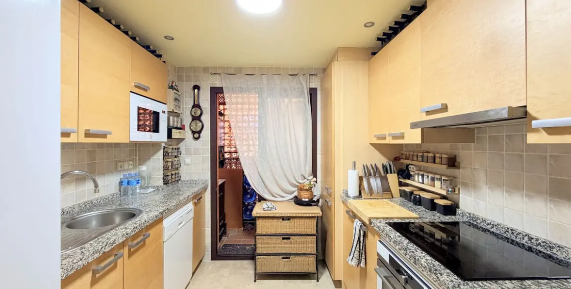 Продажа апартаментов на среднем этаже в Estepona 8