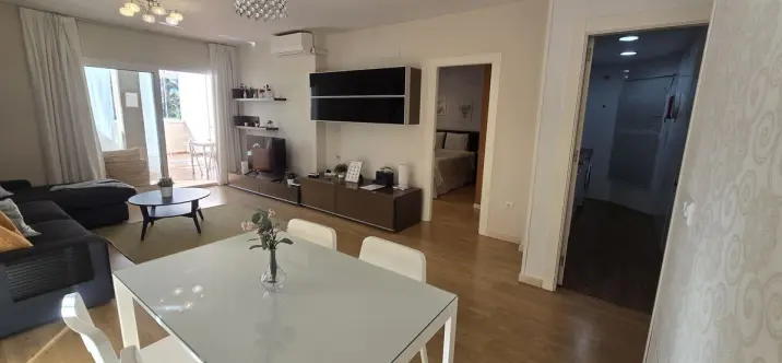 Sale of middle floor apartment in Higueron 2