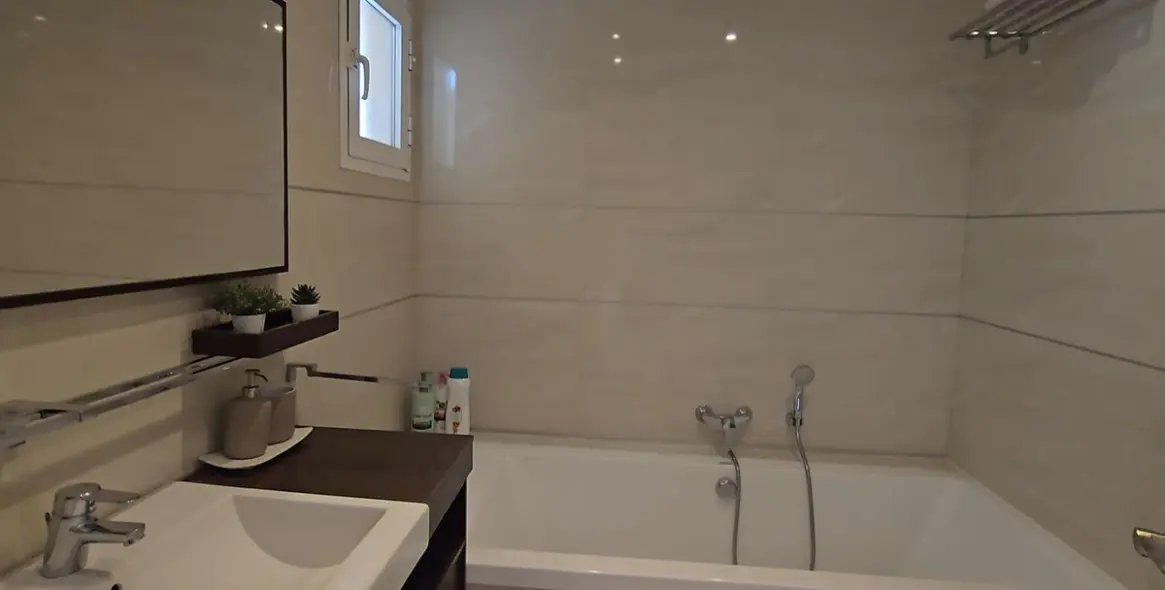 Sale of middle floor apartment in Higueron 10