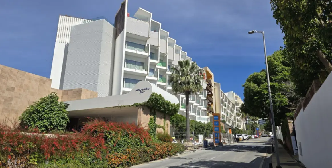 Sale of middle floor apartment in Higueron 28