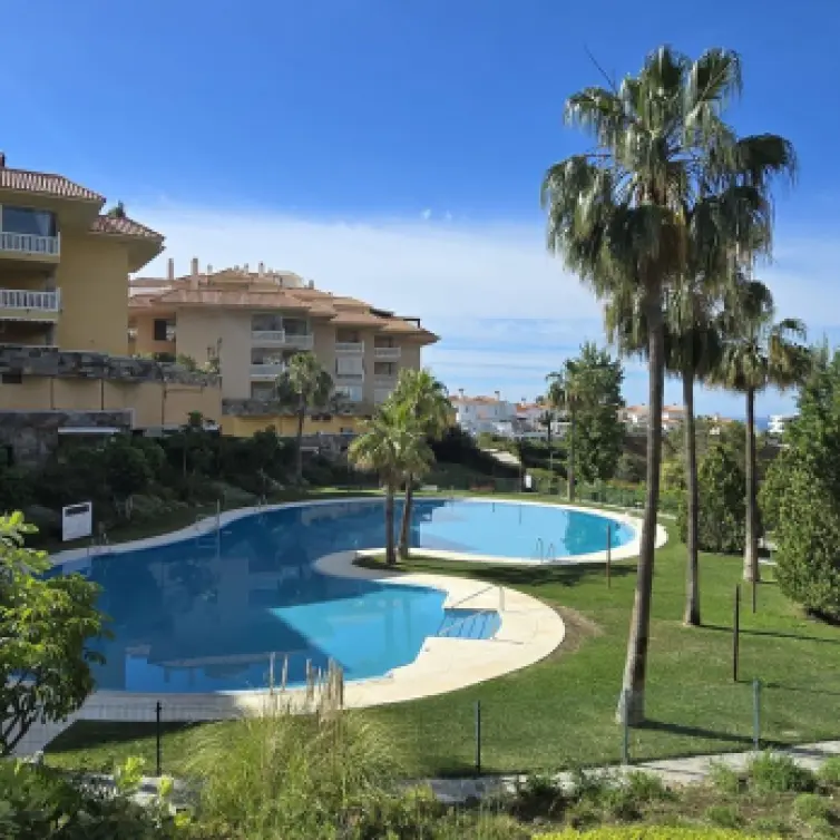 Venta de apartamento en planta media en Higueron