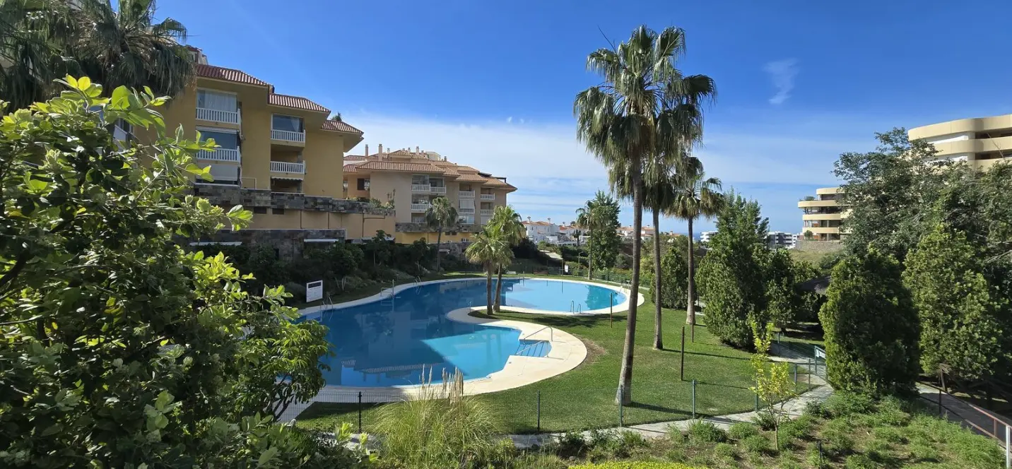 Venta de apartamento en planta media en Higueron 0
