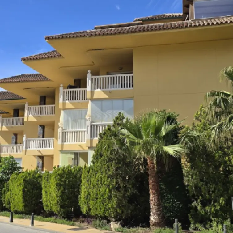 Venta de apartamento en planta media en Higueron