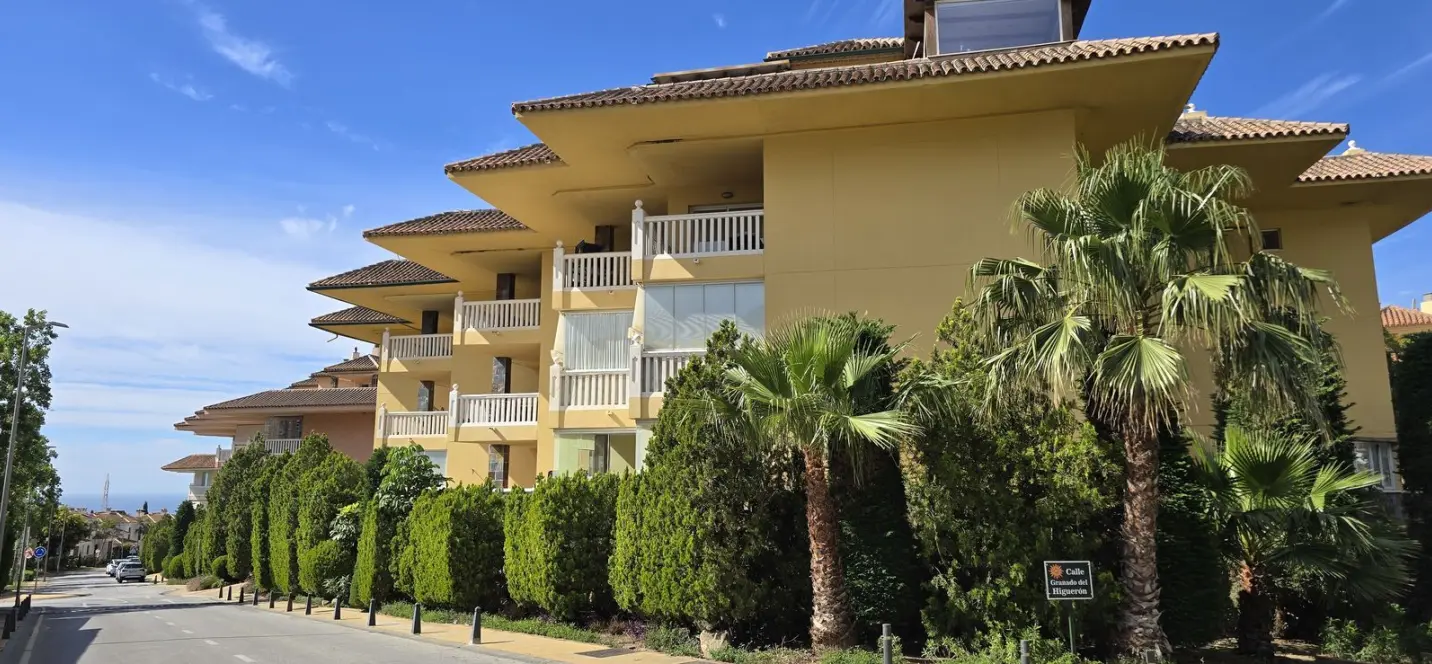 Venta de apartamento en planta media en Higueron 1