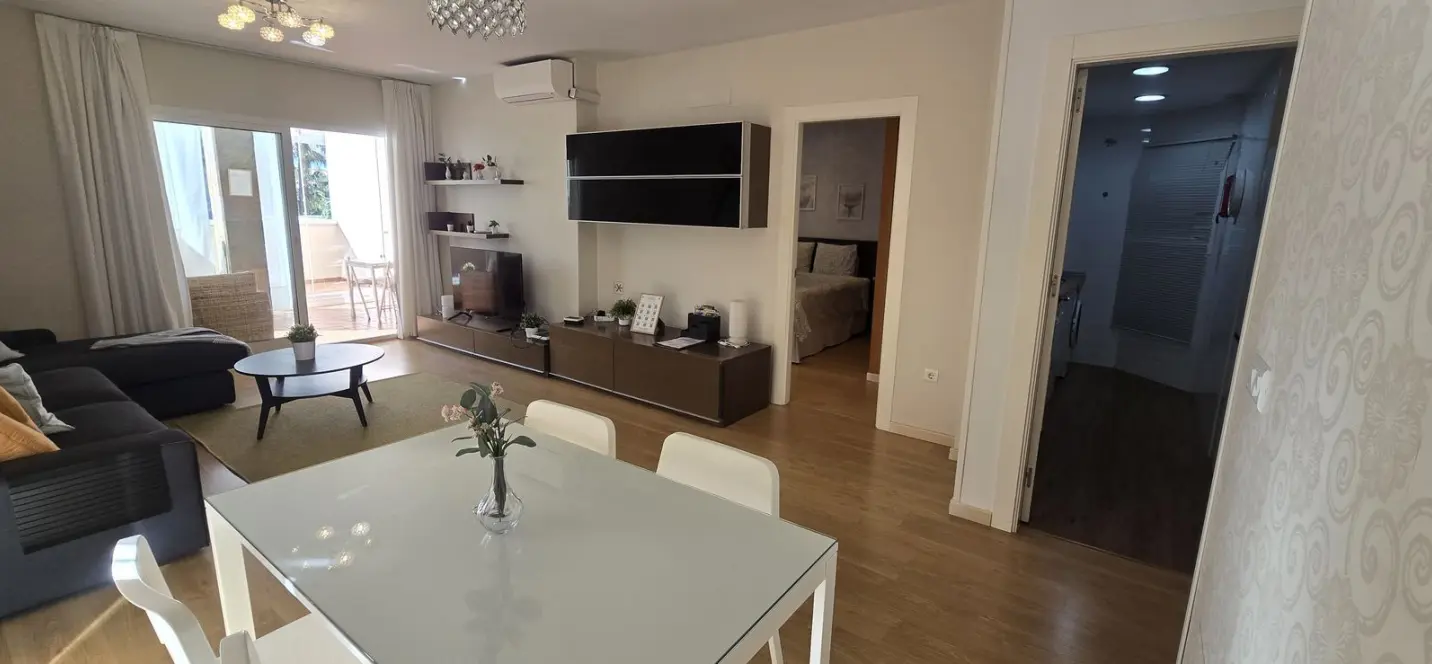 Venta de apartamento en planta media en Higueron 3