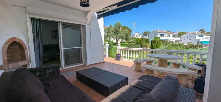 Sale of townhouse in Calahonda 2