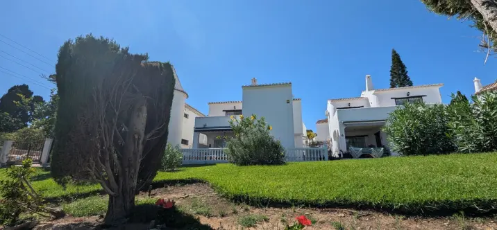 Sale of townhouse in Calahonda 4