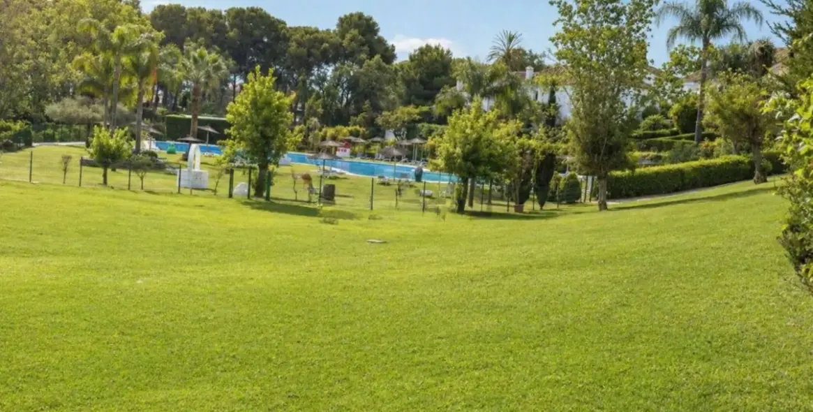 Sale of ground floor apartment in El Paraiso 23