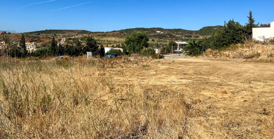 Продажа  жилого участка в Estepona 2