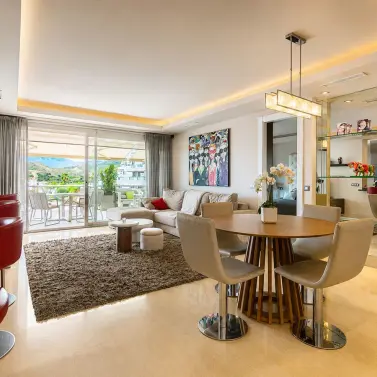 Sale of middle floor apartment in Benahavís