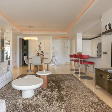 Sale of middle floor apartment in Benahavís