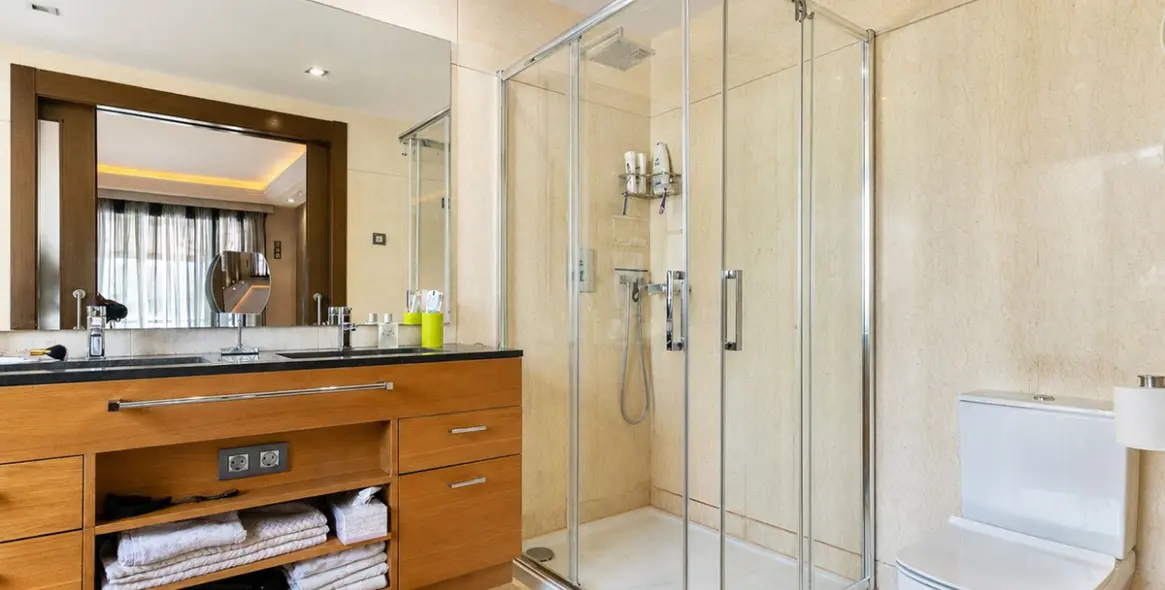 Sale of middle floor apartment in Benahavís 16