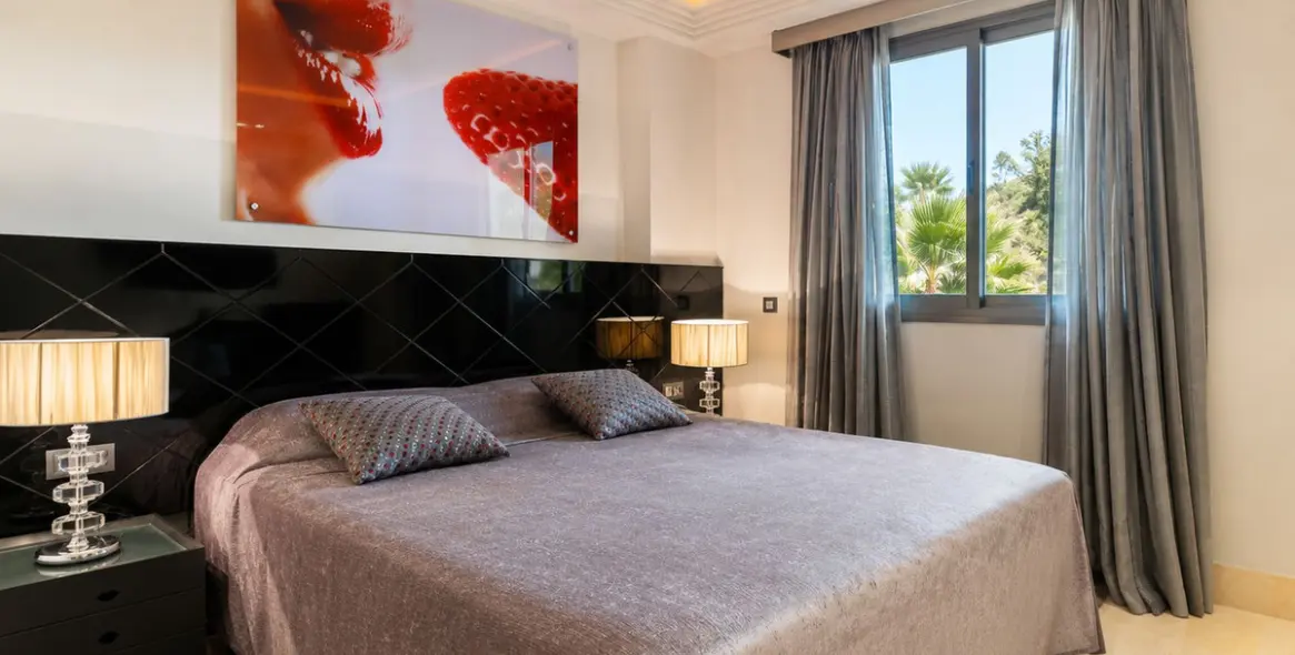 Sale of middle floor apartment in Benahavís 17