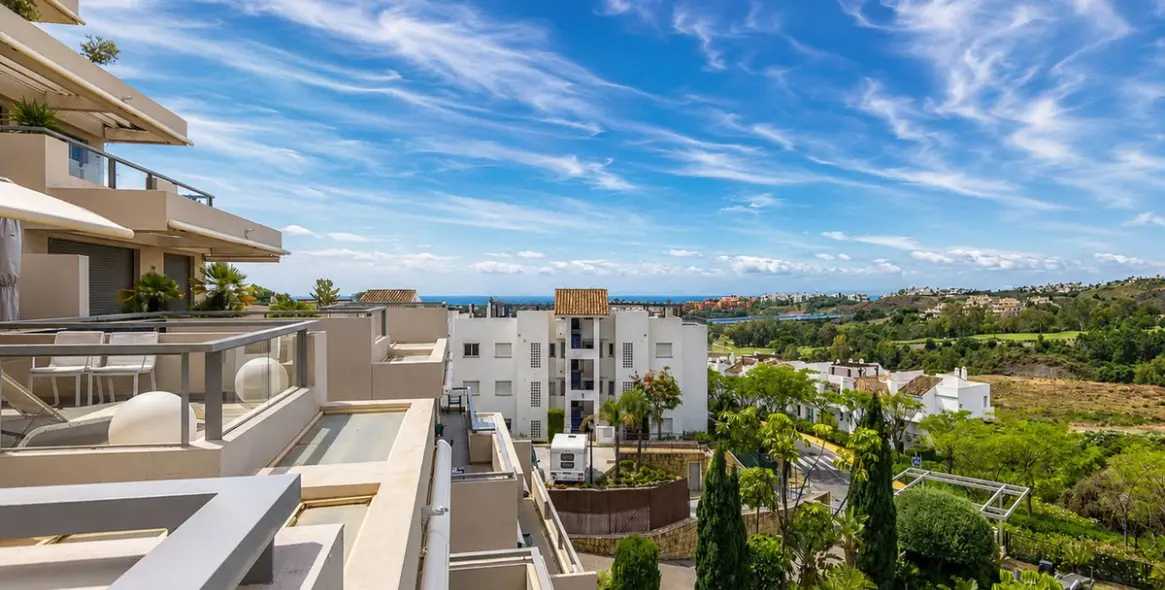 Sale of middle floor apartment in Benahavís 51