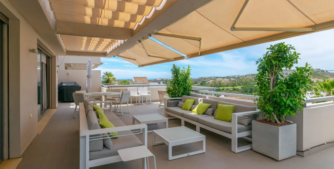 Sale of middle floor apartment in Benahavís 60