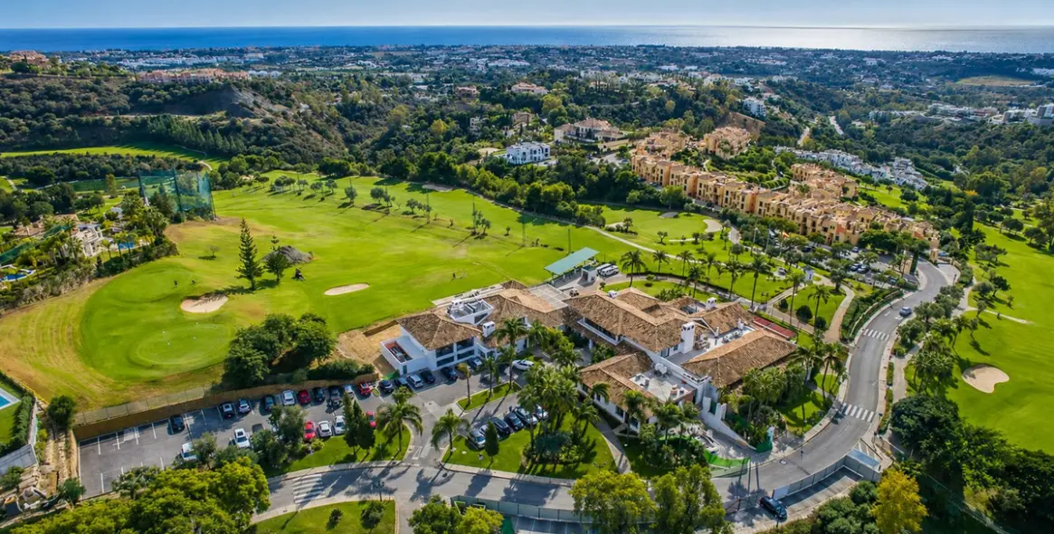 Sale of middle floor apartment in Benahavís 81