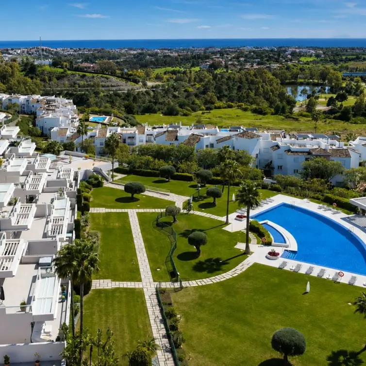 Venta de apartamento en planta media en Benahavís