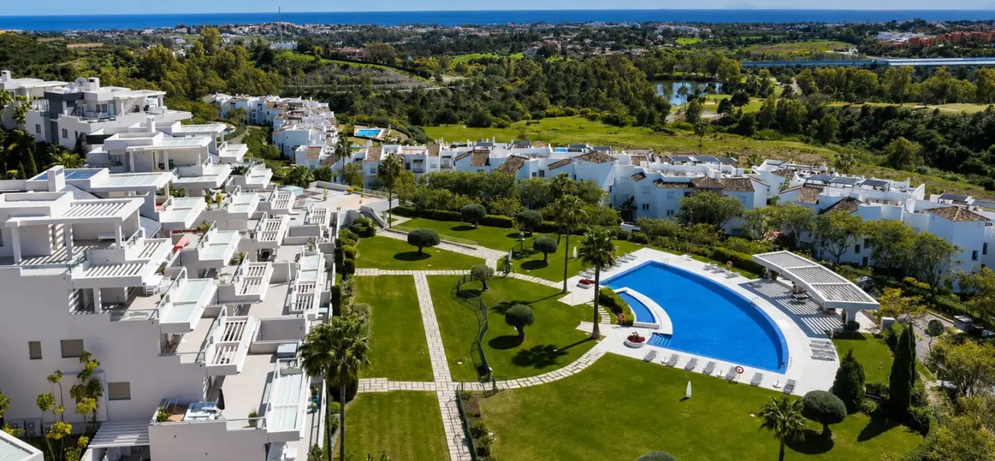 Venta de apartamento en planta media en Benahavís 0