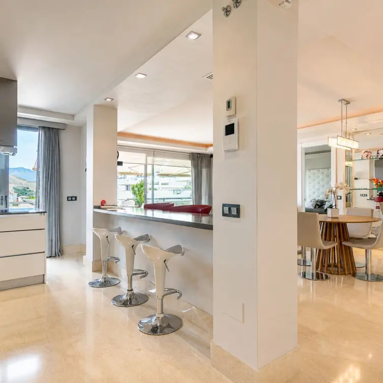 Venta de apartamento en planta media en Benahavís