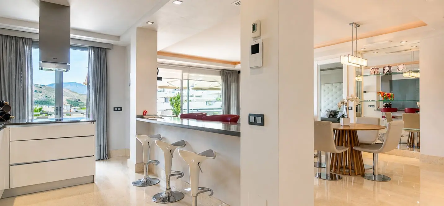 Venta de apartamento en planta media en Benahavís 1