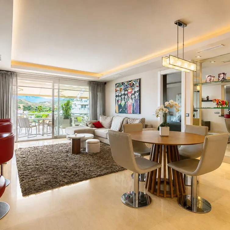 Venta de apartamento en planta media en Benahavís