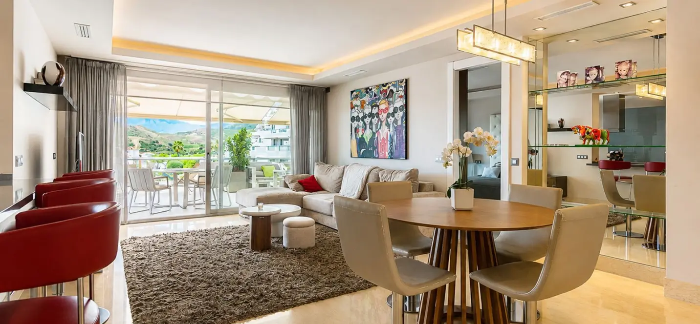 Venta de apartamento en planta media en Benahavís 2