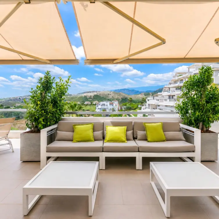 Venta de apartamento en planta media en Benahavís