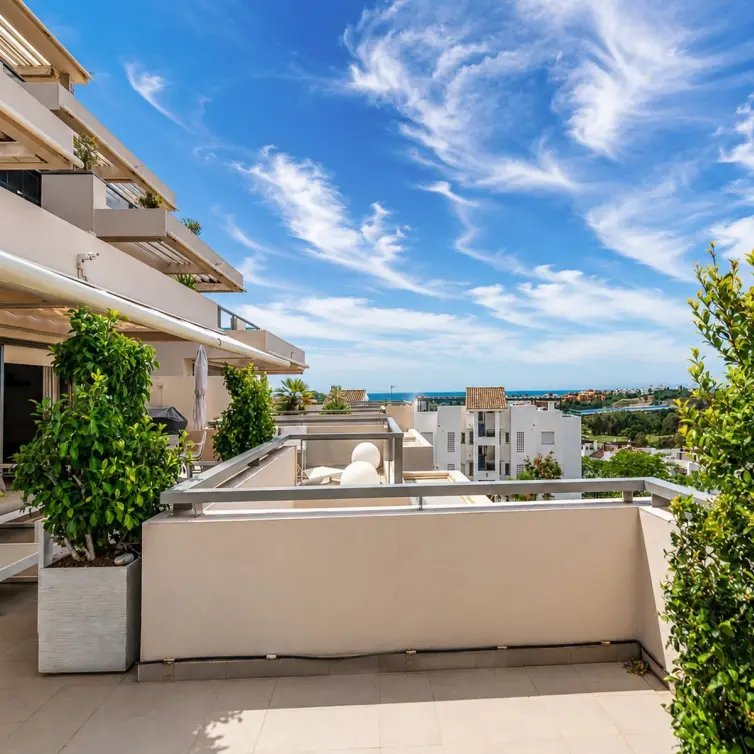 Venta de apartamento en planta media en Benahavís