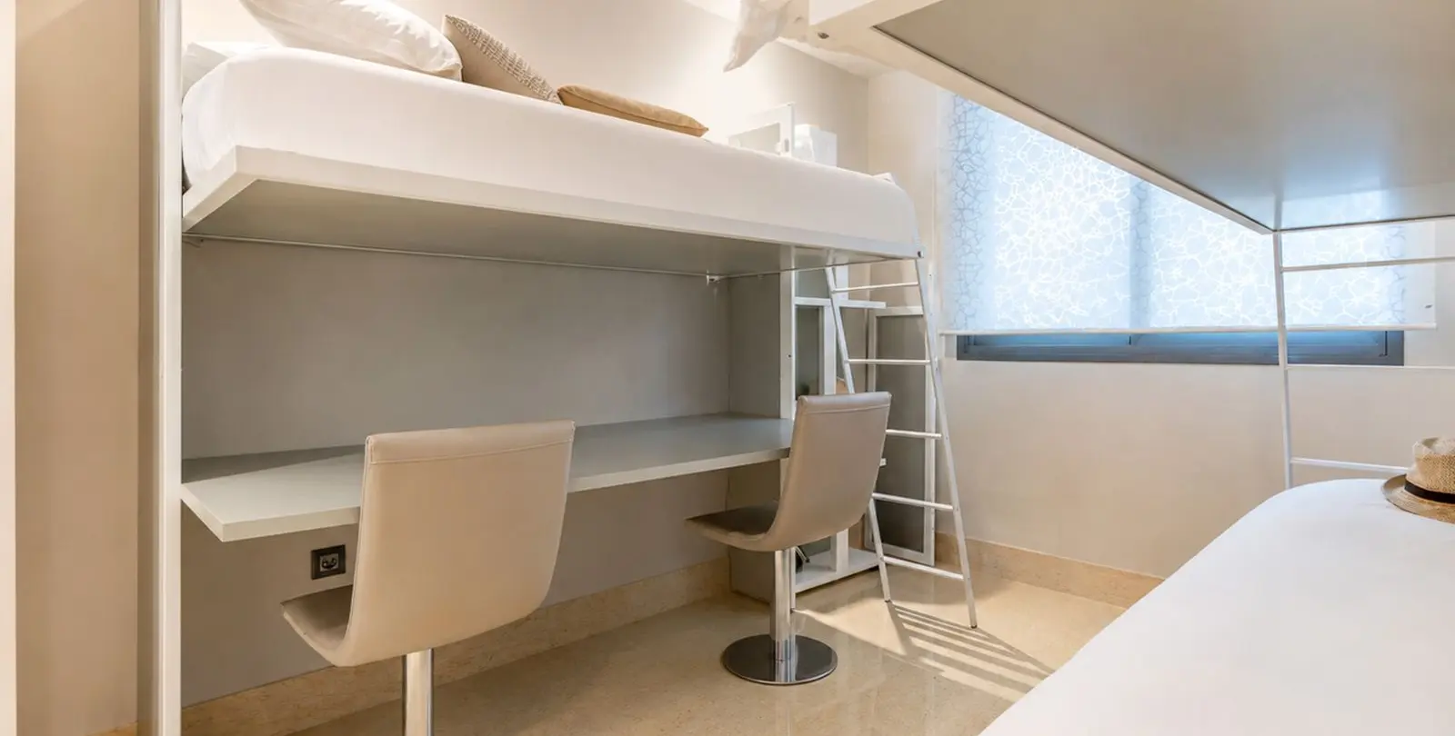 Venta de apartamento en planta media en Benahavís 22
