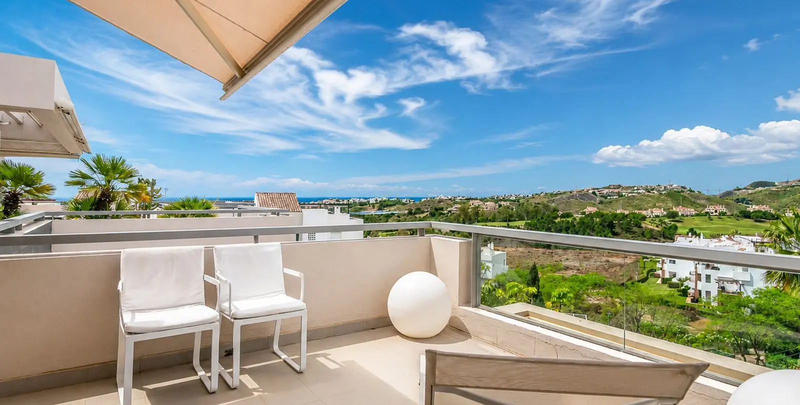 Venta de apartamento en planta media en Benahavís 48