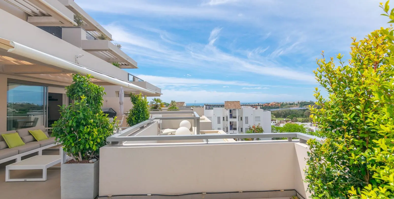 Venta de apartamento en planta media en Benahavís 53