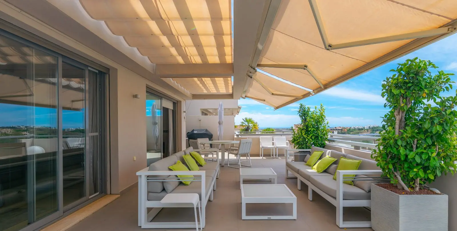 Venta de apartamento en planta media en Benahavís 56