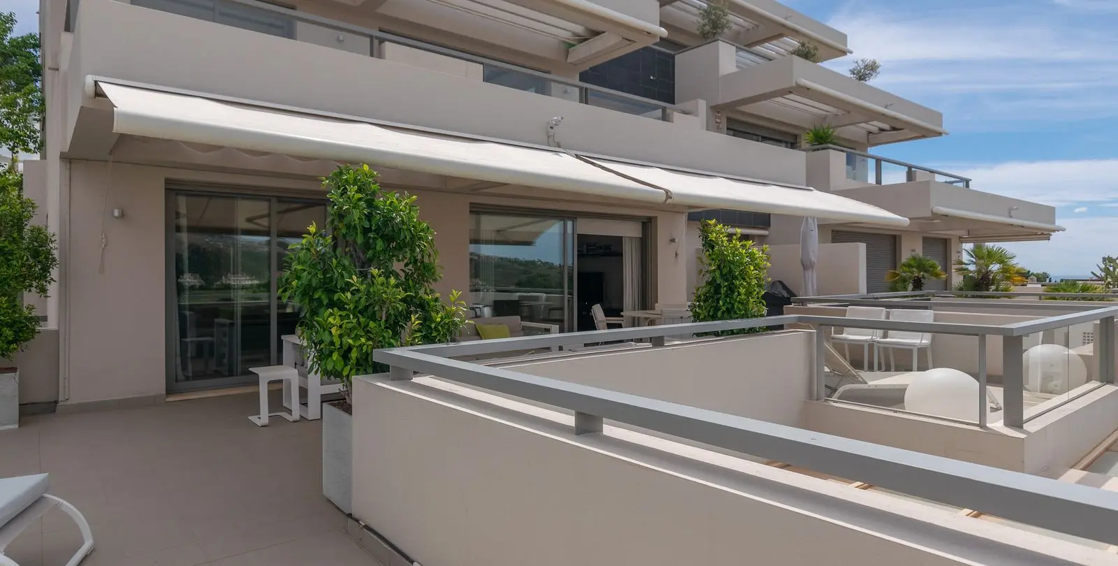 Venta de apartamento en planta media en Benahavís 59