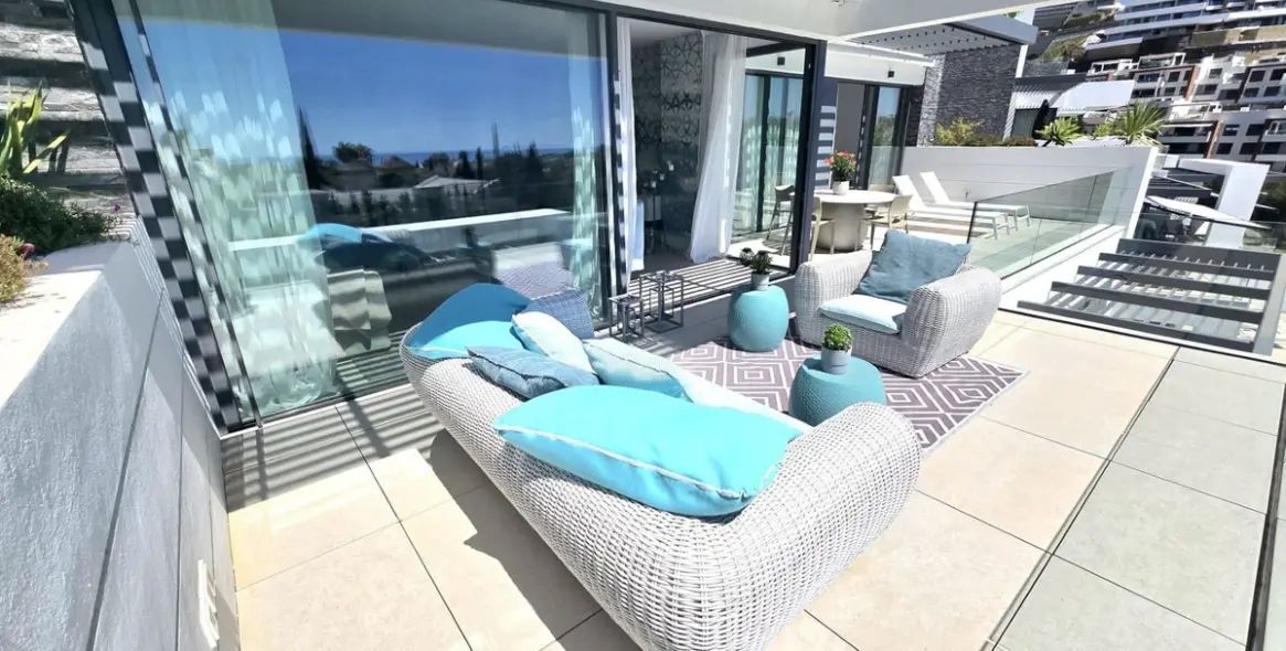 Sale of middle floor apartment in Benahavís 12