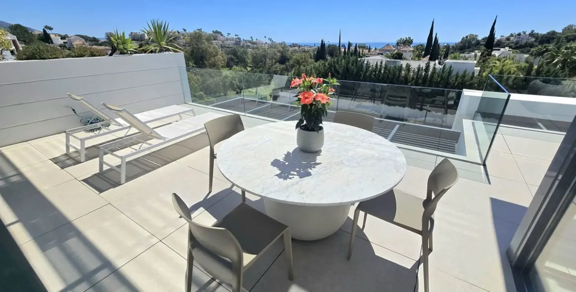 Sale of middle floor apartment in Benahavís 16