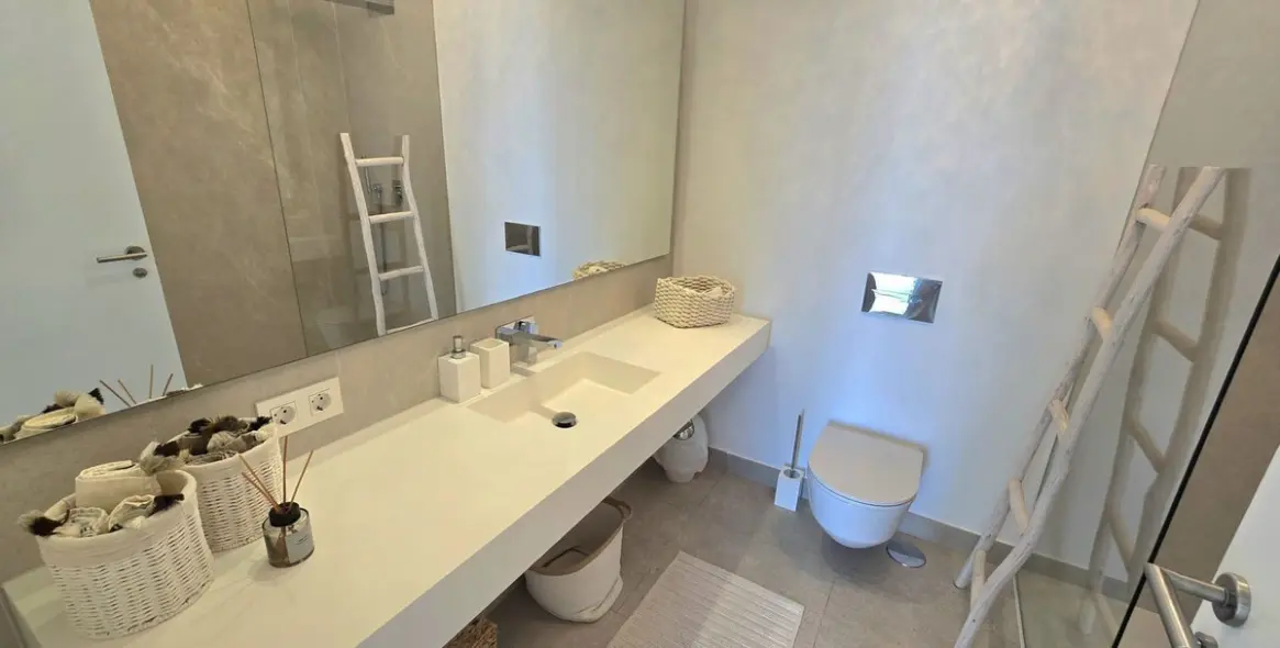 Sale of middle floor apartment in Benahavís 21