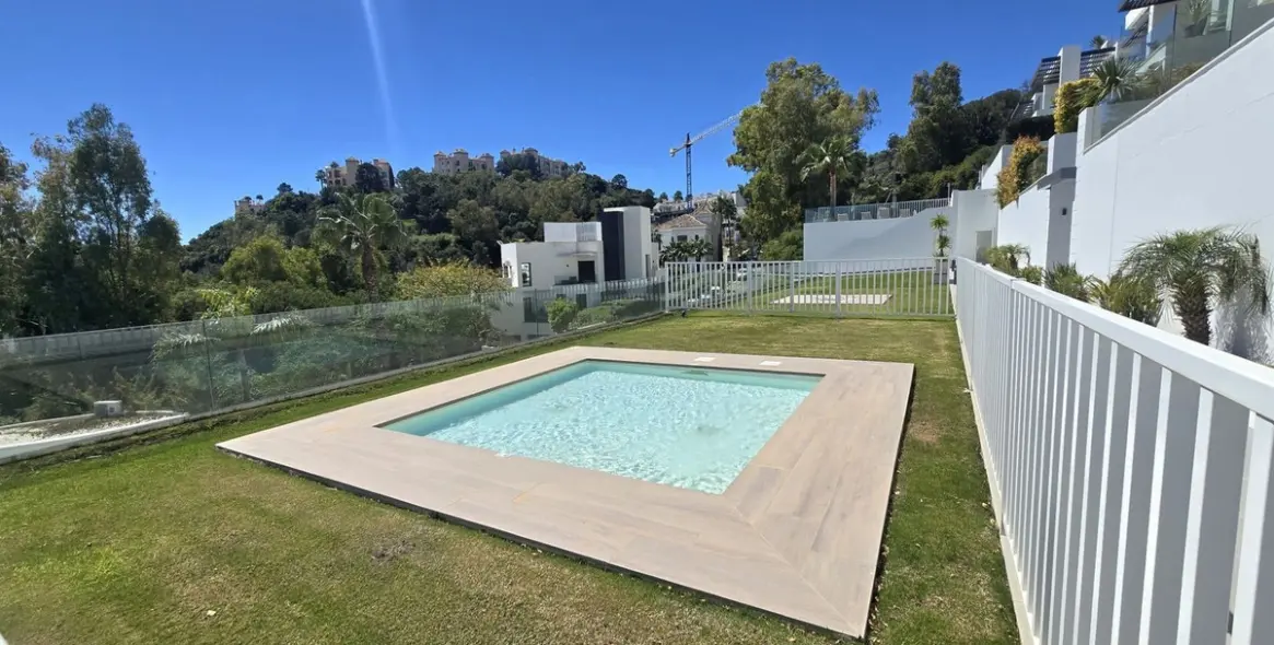 Sale of middle floor apartment in Benahavís 23