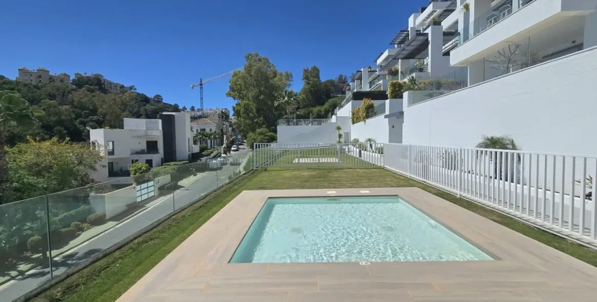 Sale of middle floor apartment in Benahavís 26